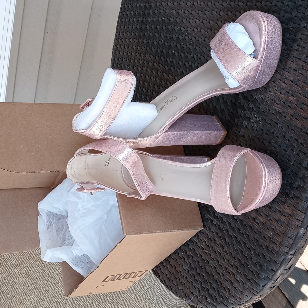 Dream Pairs platform soft pink shoes,size 8. Never worn.